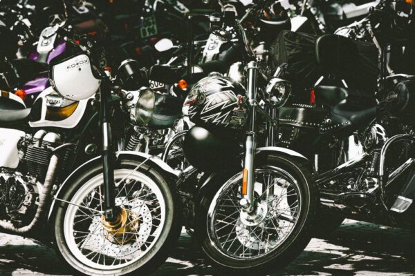 10 Best Bikes: कॉलेज स्टूडेंट्स के लिए 1.5 से 2.5 लाख की रेंज में माइलेज और मेंटेनेंस का संगम! Best Bikes