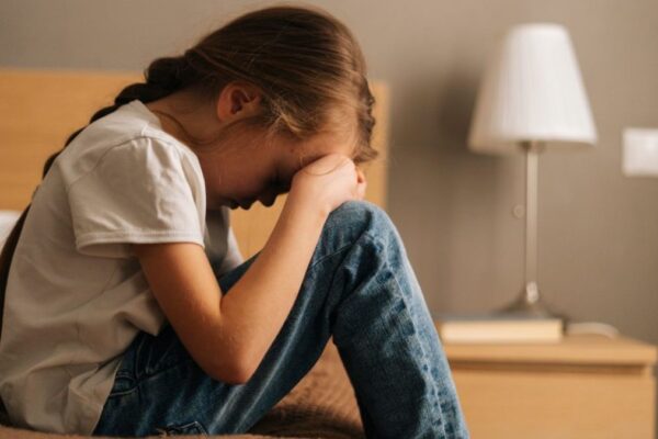 क्या आपका बच्चा Depression में है? 5 संकेत जो हर माता-पिता को जानना चाहिए! childhood-depression-5-signs-and-parental-help