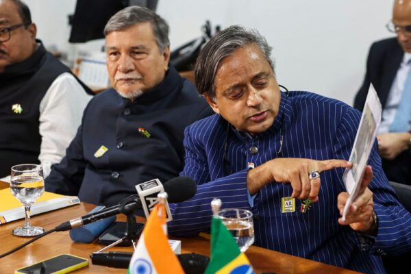 शशि थरूर ने UNSC में खोली पोल, चीन की मदद से आतंकियों को बचाता है पाकिस्तान! tharoor-slams-pakistan-china-unsc-terror-support