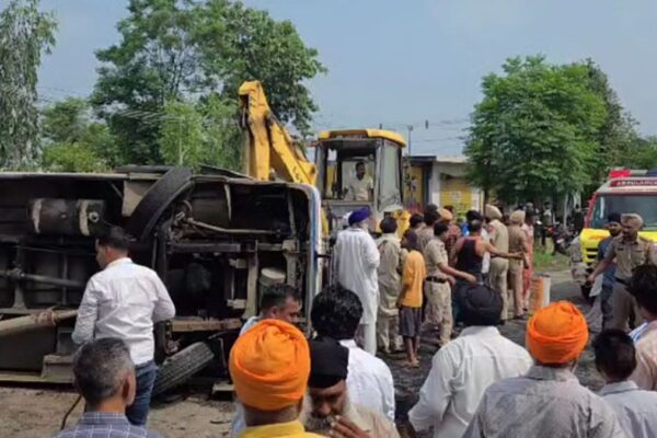 Punjab: होशियारपुर में दिल दहला देने वाला सड़क हादसा, बस पलटने से 10 की मौत, 24 घायल 10-killed-in-hoshiarpur-dasuya-road-accident
