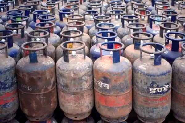 कमर्शियल LPG सिलेंडर की कीमत में ₹33 की कटौती, नया कीमत 1 अगस्त से होगा लागू! Commercial LPG Cylinder Price