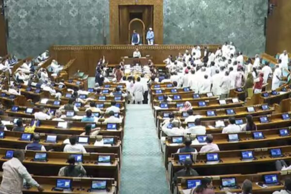 Monsoon Session: संसद में विपक्ष के भारी हंगामे के बाद सरकार ऑपरेशन सिंदूर पर चर्चा को तैयार, 25 घंटे होगी बहस Monsoon Session of Parliament 2025