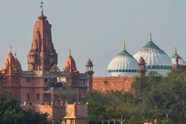 Krishna Janmabhoomi Case: श्रीकृष्ण जन्मभूमि मामले में शाही ईदगाह को ‘विवादित ढांचा’ मानने से हाईकोर्ट ने किया इनकार Shahi Idgah mosque and Shri Krishna Janmabhoomi Temple in Mathura,(PTI)