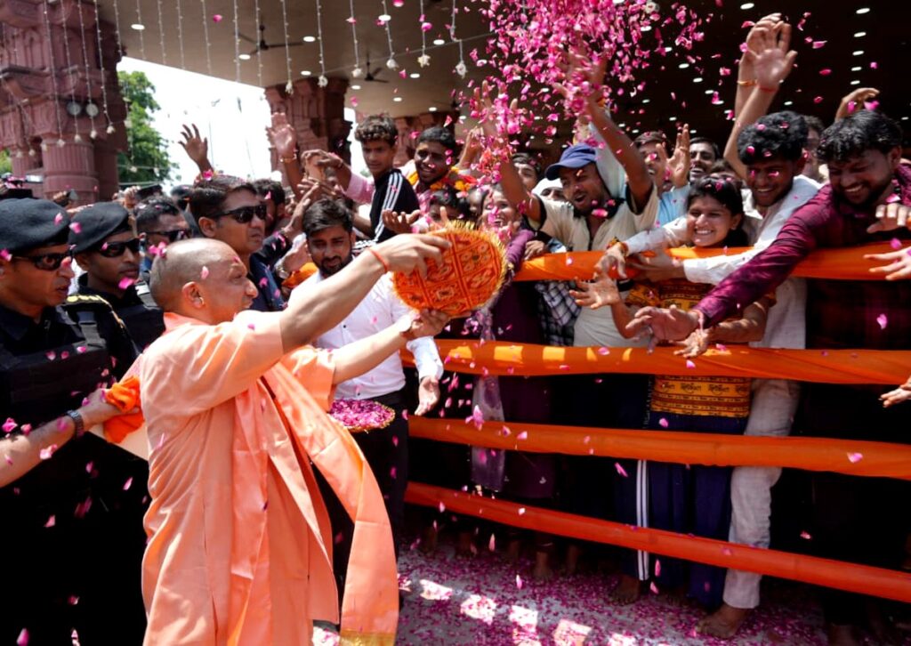 श्रीकृष्ण भक्तों पर फूल बरसाते मुख्यमंत्री योगी आदित्यनाथ