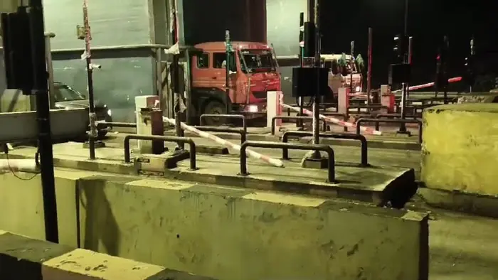 5000 Vehicles Skip Toll on Agra-Lucknow Expressway