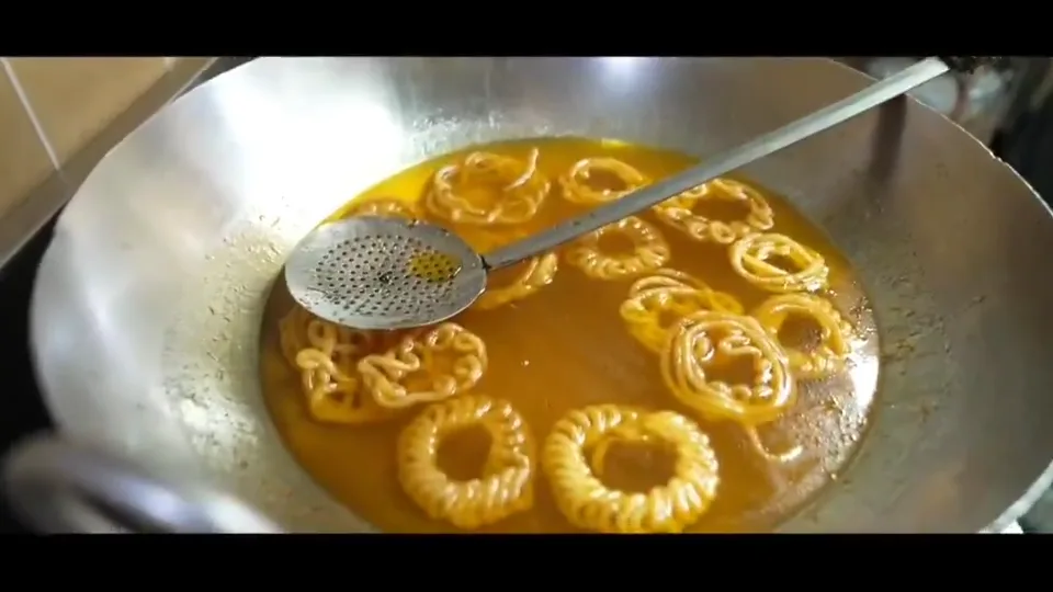 Rahul Gandhi Makes Imarti & Laddu in Old Delhi for Diwali